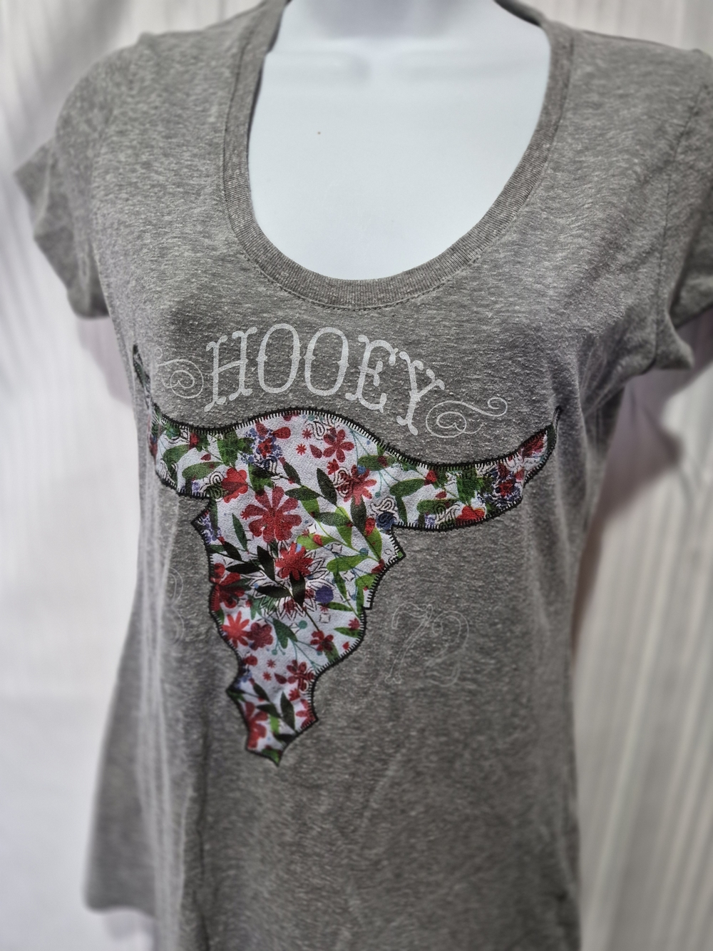 HOOEY S Women's Gray Scoop Neck Tee with Floral Longhorn Applique